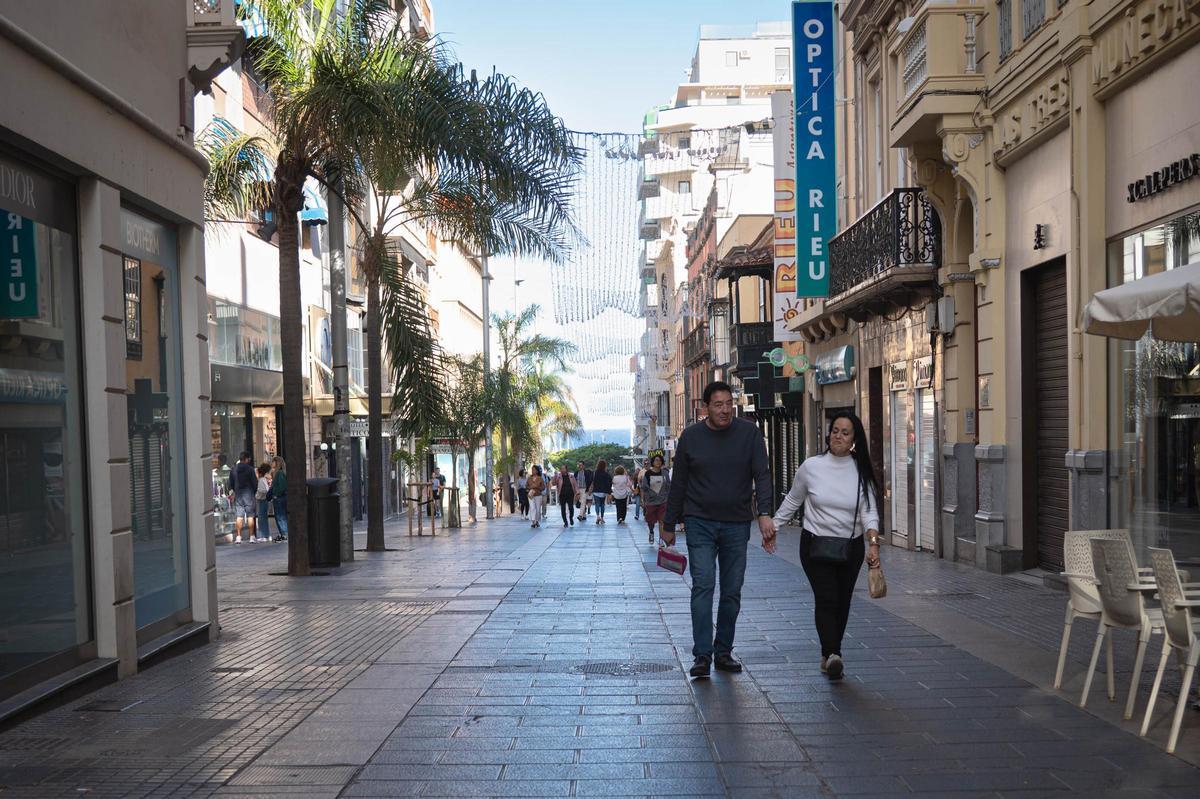 Una pareja pasea un domingo por la calle Castillo, en Santa Cruz de Tenerife.