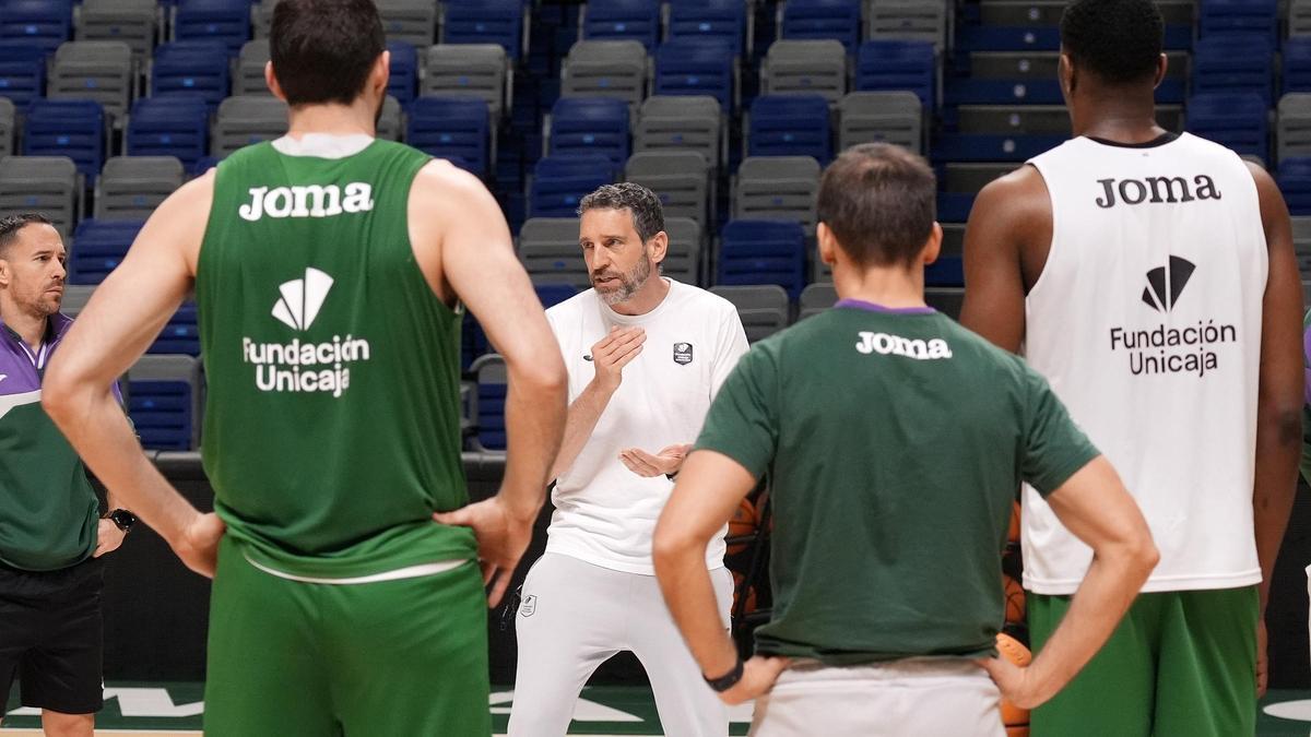 Ibon Navarro habla con sus jugadores, preparando el partido contra el Reggiana.