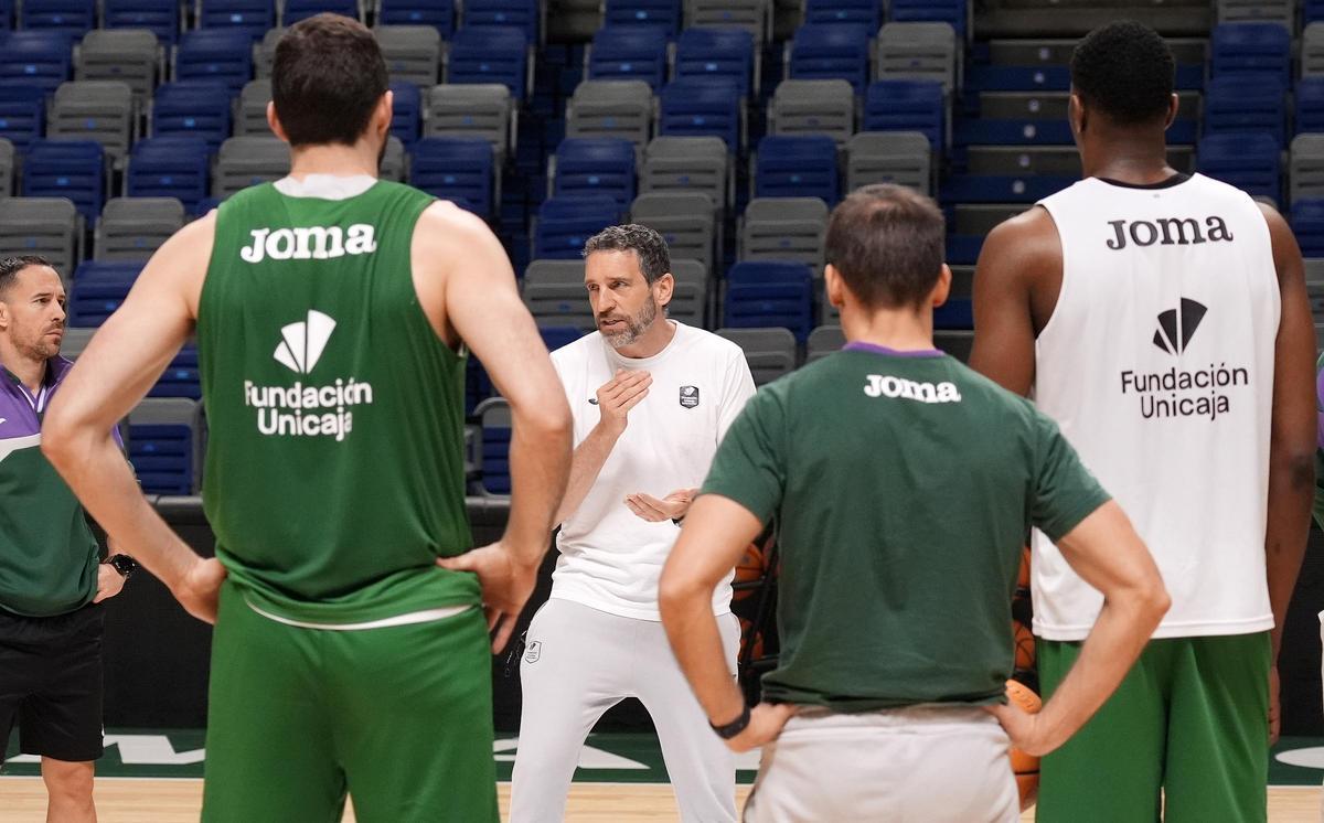 Ibon Navarro habla con sus jugadores, preparando el partido contra el Reggiana.