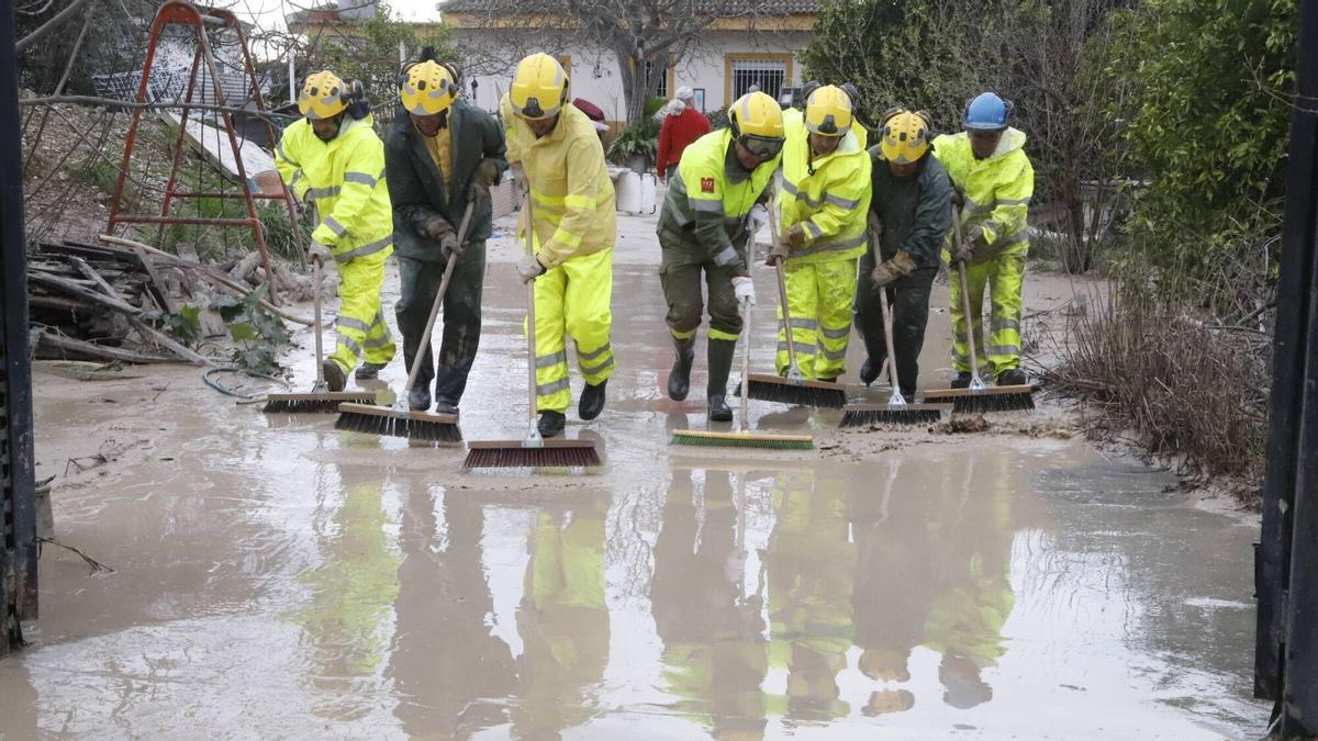 Labores de limpieza tras las inundaciones por el tren de borrasca en las parcelaciones cordobesas.