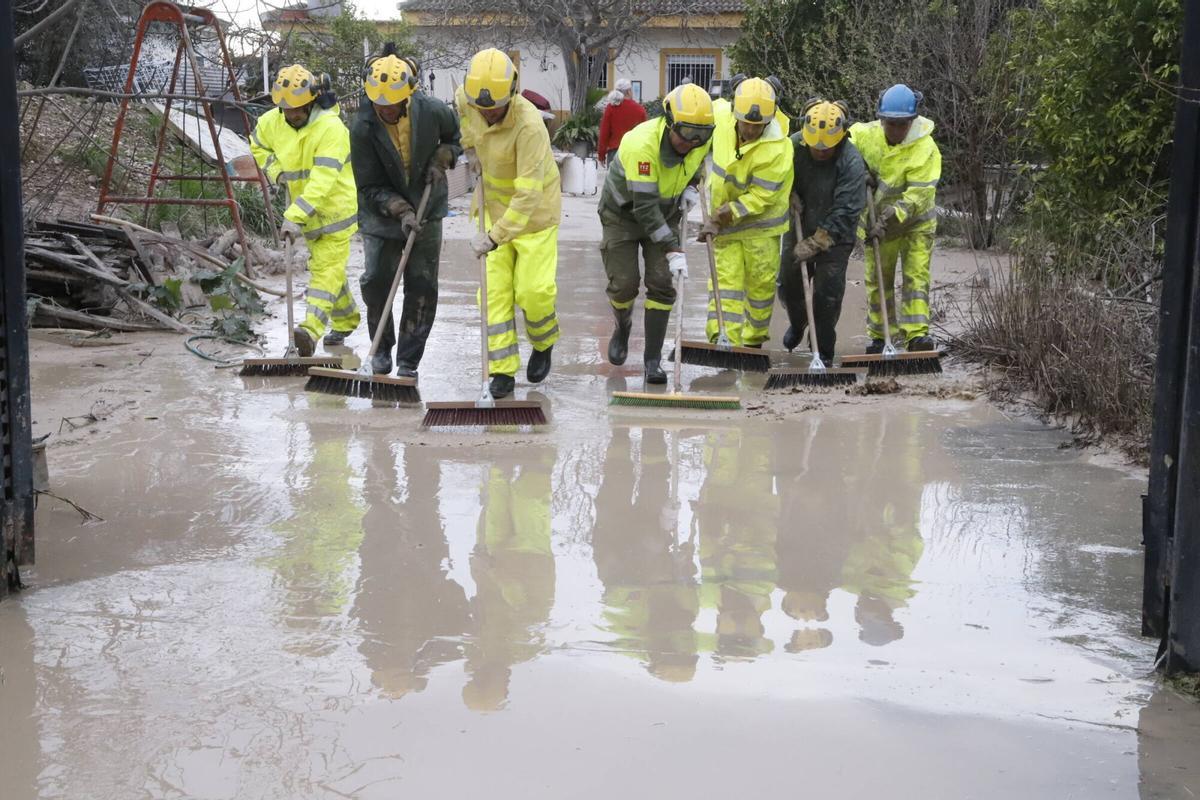 Trabajos de limpieza tras el temporal en parcelaciones de Córdoba.