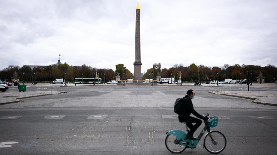 París, prácticamente desierta con el confinamiento