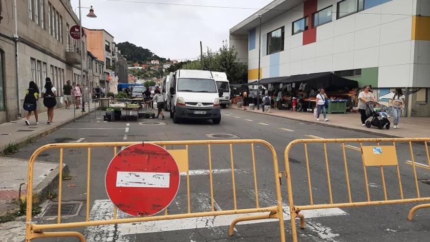 Concello y taxistas de Bueu pactan habilitar un vial de servicio los días de mercadillo