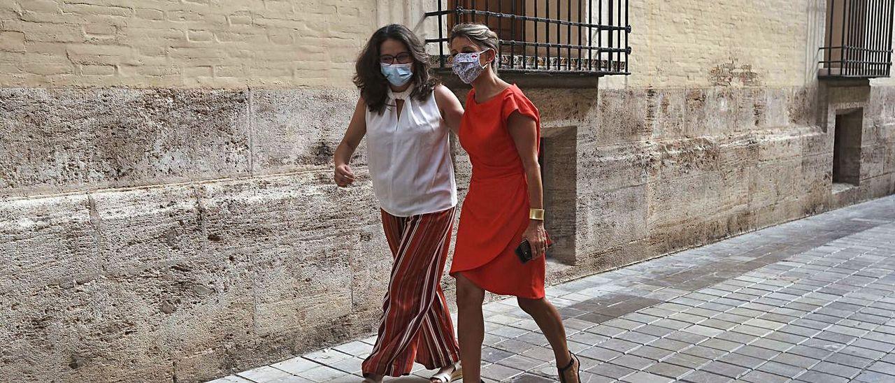 Mónica Oltra y Yolanda Díaz, ayer, antes de su reunión en la sede de la Vicepresidencia.