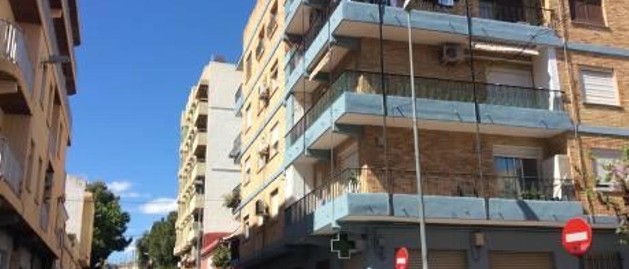 Varios edificios de cuatro o más alturas de la calle Sant Blai rodean a casas bajas tradicionales.