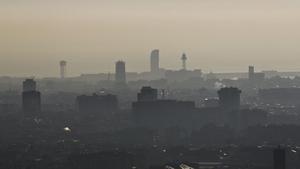 La característica ’boina’ de contaminación de Barcelona durante un episodio anticiclónico intenso en febrero del 2013.