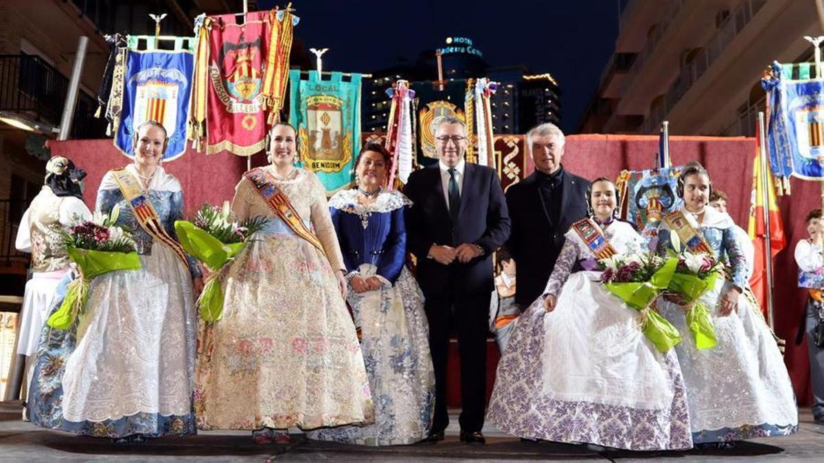 Falleras mayores y autoridades, el pasado sábado en La Crida.