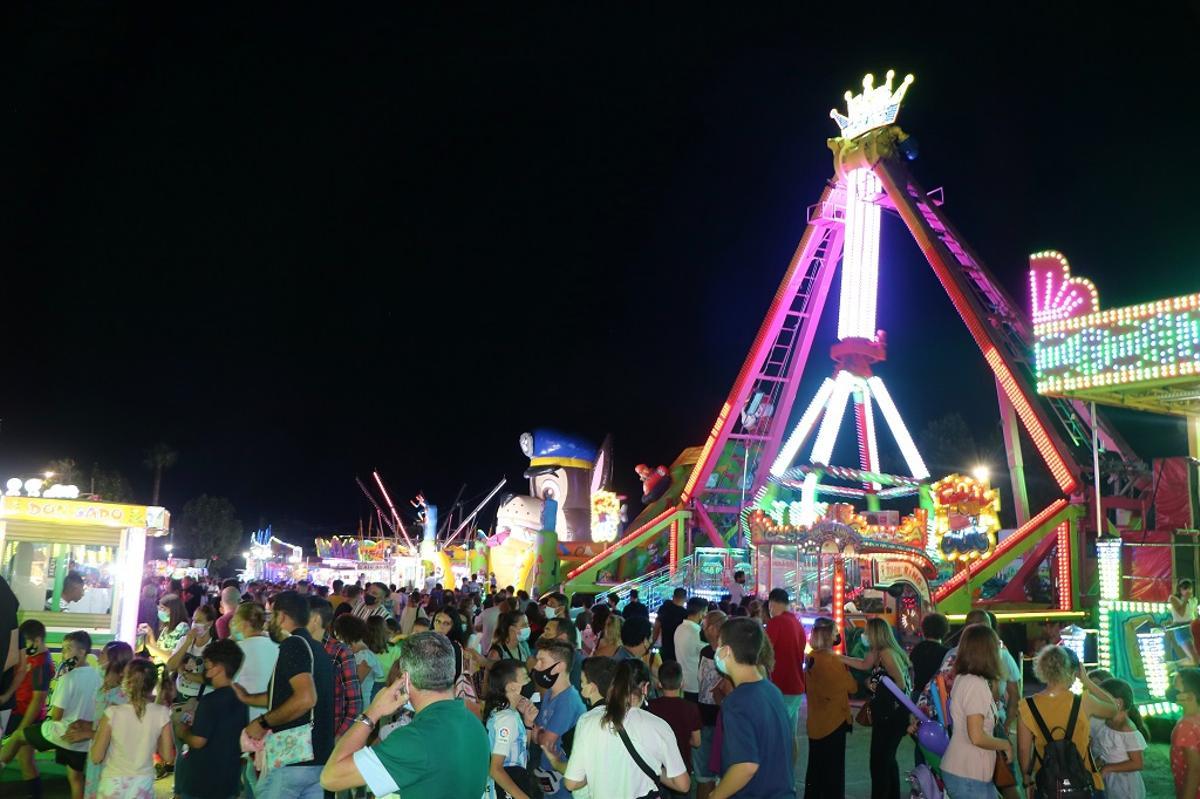 Imagen de la zona de atracciones de la Feria de Torrox 2021.