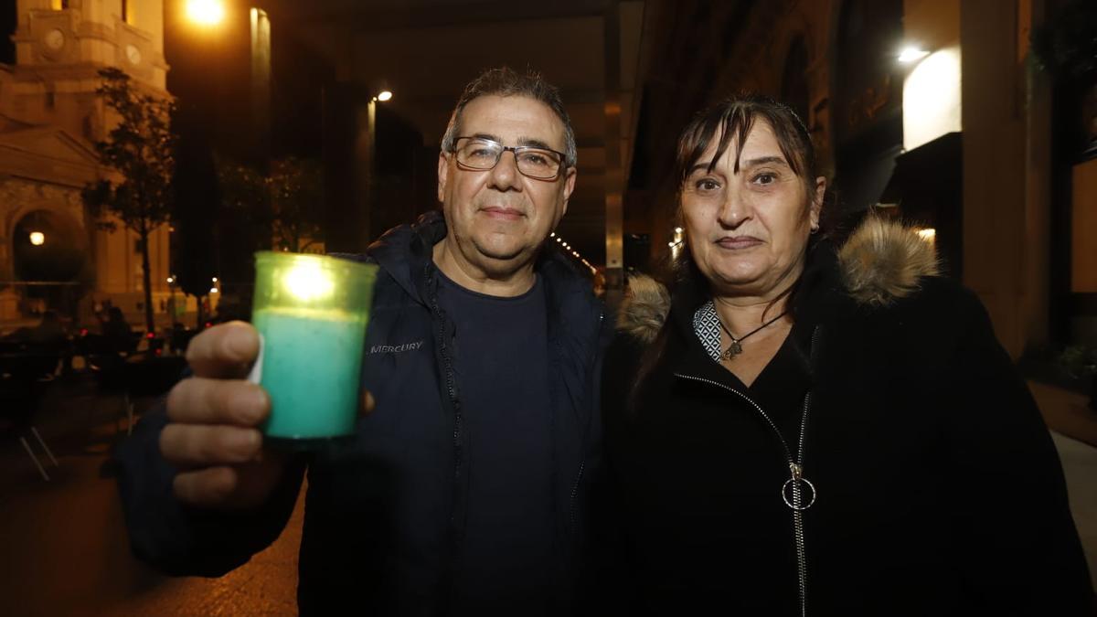 José Luis Cebollada y Pilar López, que regentan un bar en el barrio del Arrabal, han salido a la plaza del Pilar con una velita verde para protestar por el precio de la luz.