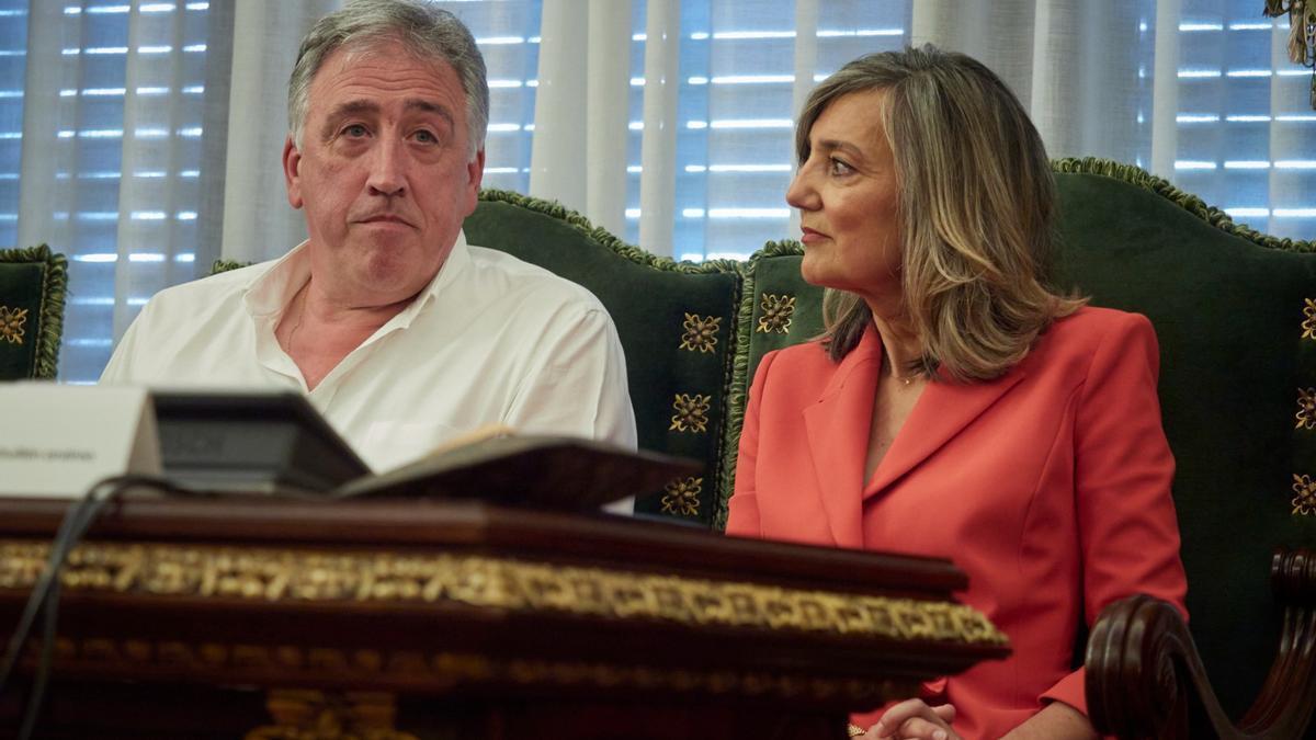 La alcaldesa saliente, Cristina Ibarrola, con Joseba Asirón, próximo alcalde de Pamplona.