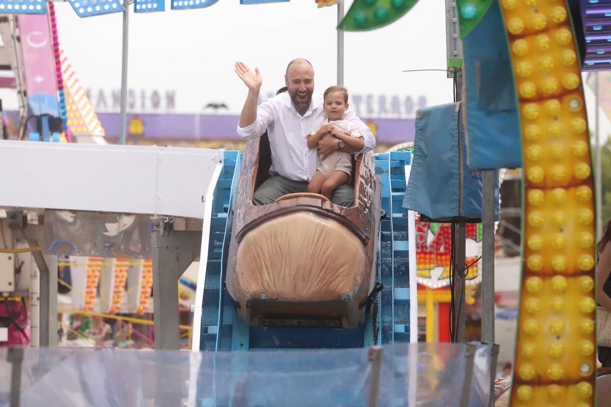 El ambiente familiar gana protagonismo en el recinto ferial pese al calor de la jornada