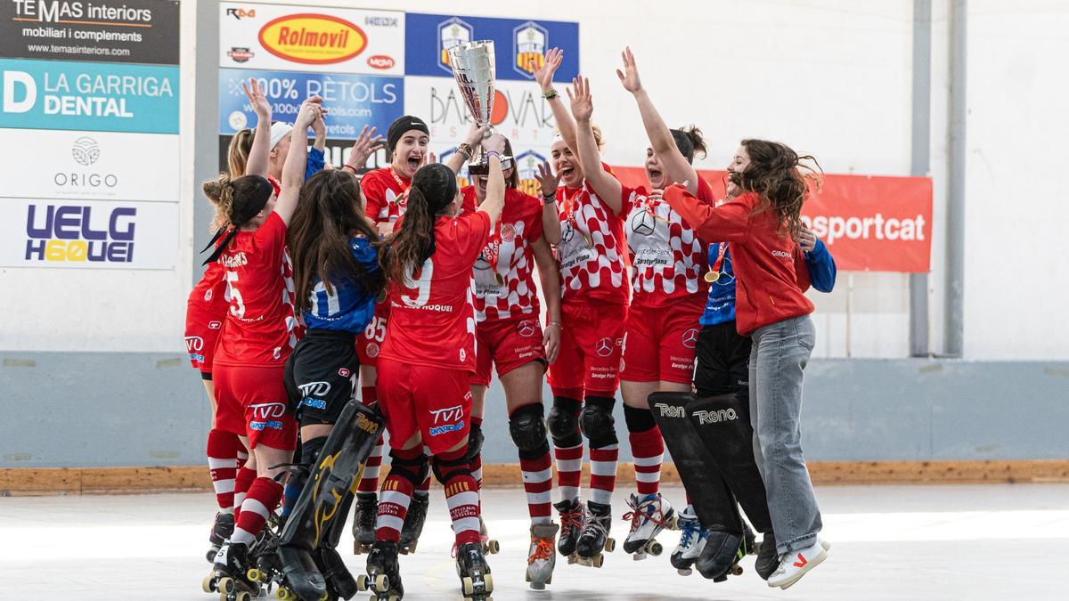 Les jugadores del Girona, celebrant el títol de campiones.