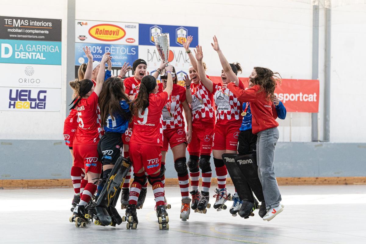 Les jugadores del Girona, celebrant el títol de campiones.