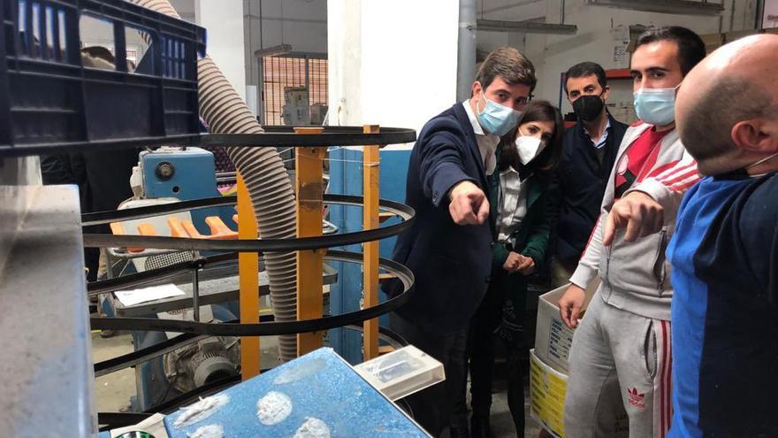 Ramón Celma visitó este lunes las instalaciones de una fábrica de calzado, en Illueca.