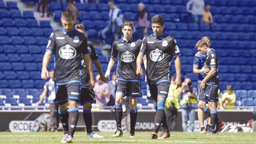 Varios jugadores del Deportivo, cabizbajos al concluir el partido.