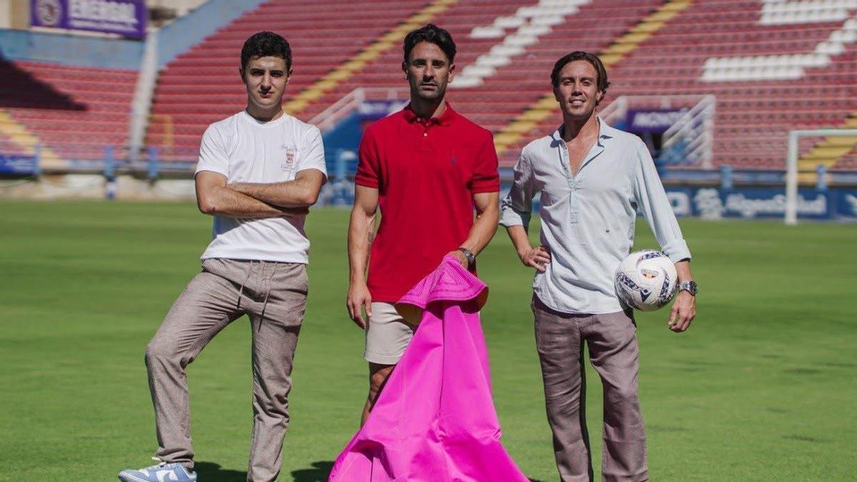 Hugo Sánchez, Kike Márquez y Tomás Angulo, de izquierda a derecha, en el estadio Francisco de la Hera.