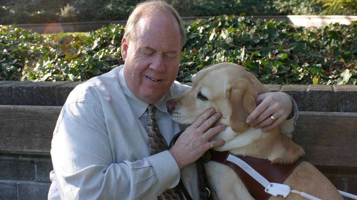 Michael Hingson, un hombre ciego que escapó de la planta 78 de la Torre Norte gracias a su perra Roselle
