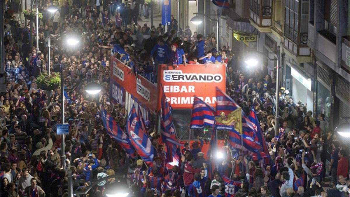 Los jugadores del Eibar celebran con su afición el ascenso a Primera el pasado mayo