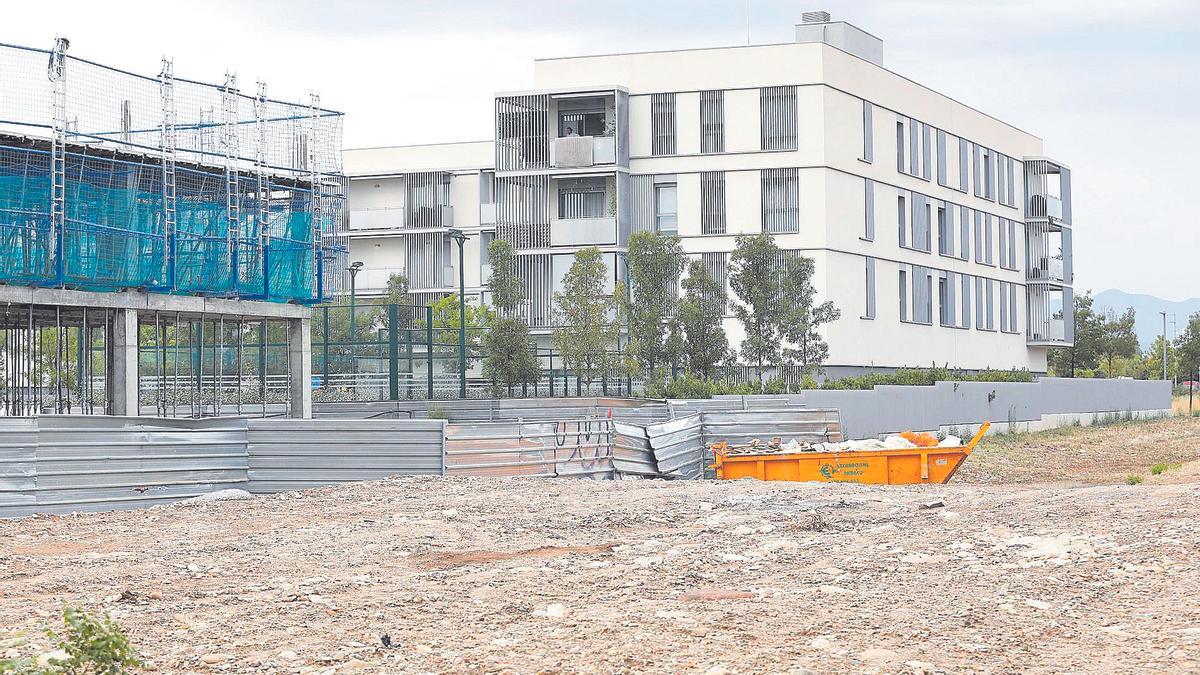 Una construcció d’un bloc de pisos al sector de Domeny Sud, el que més creix en percentatge d’habitants a Girona.