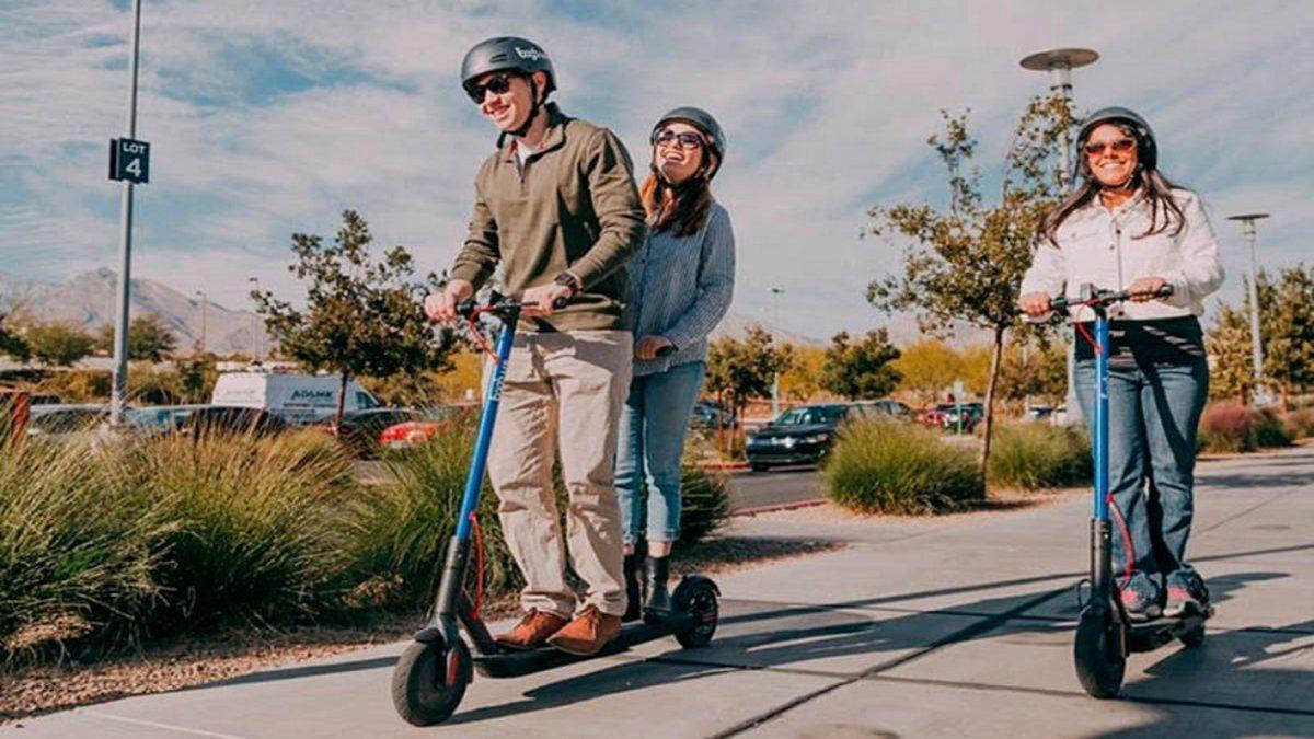 La DGT lanza una advertencia a los conductores de patinetes (¿y a sus padres?)