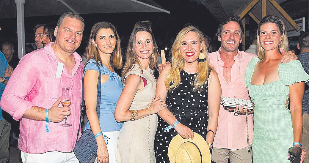 Estanis Pons, Cristina Beteta, Sabrina Barceló, Leti Lope, Borja Barceló y Laura Gibanel, muy animados durante la fiesta de inauguración del torneo de tenis.