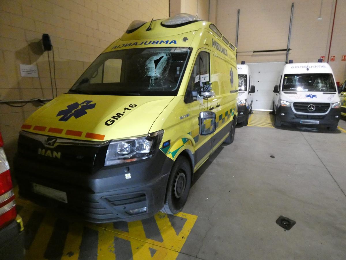 Una de les ambulàncies destrossades