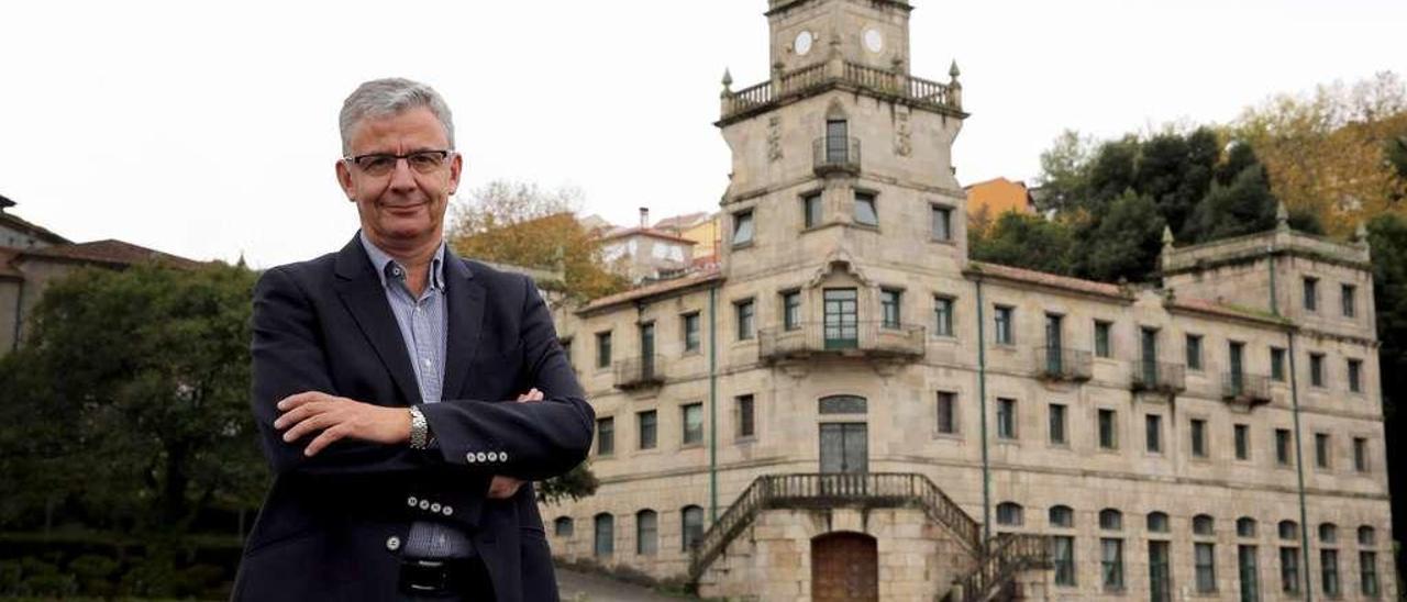 Emilo Fernández, en la plaza de Armas de la ETEA, con el Faraday a su espalda. // Marta G. Brea