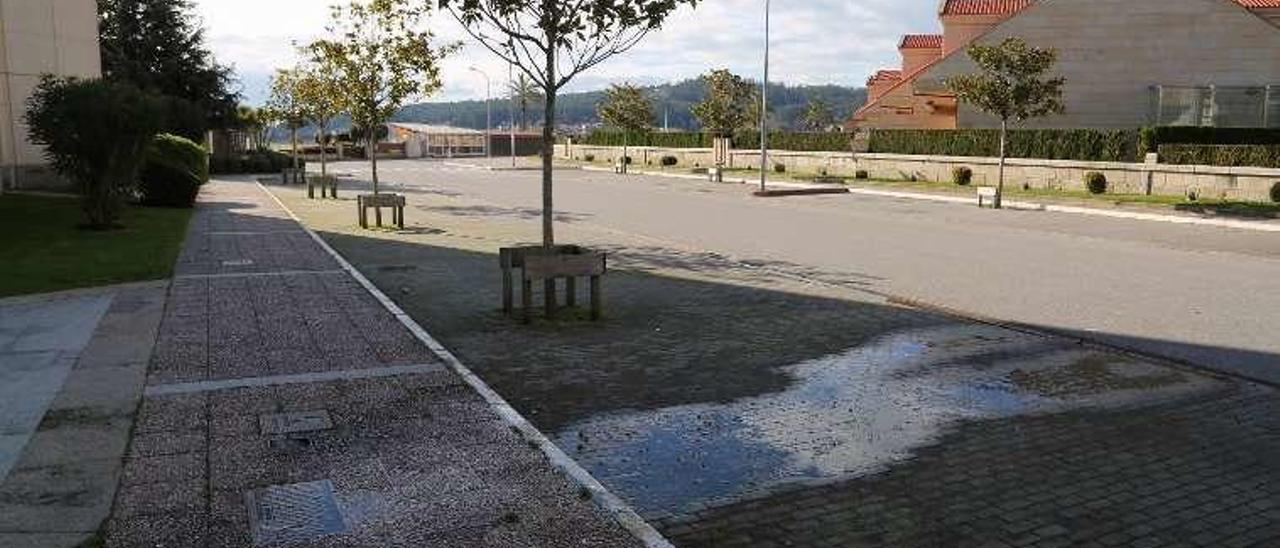 Calles desiertas donde antes estaba el bullicio  |  En relación con el declive de A Toxa del que se informaba ayer mostrando imágenes de las carencias que presenta la isla, hoy viene a colación esta foto tomada el domingo por la tarde. Muestra calles que antes estaban siempre ocupadas por turistas, ahora desiertas.