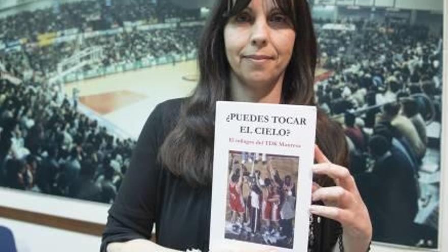 Angie Bach mostra un exemplar de la seva novel·la