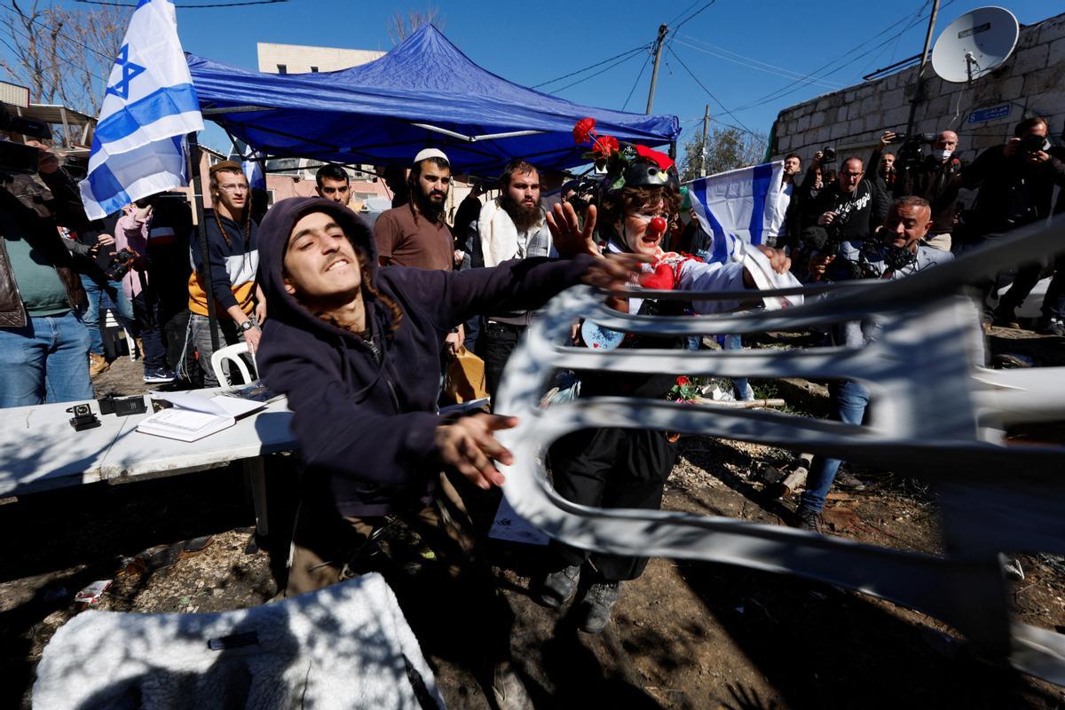 Choque entre palestinos y colonos israelís en el barrio de Sheij Jarrah.