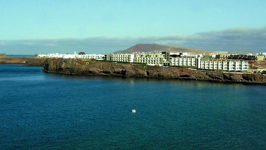 Vista desde el mar de parte de la localidad turística de Playa Blanca, en el municipio de Yaiza.