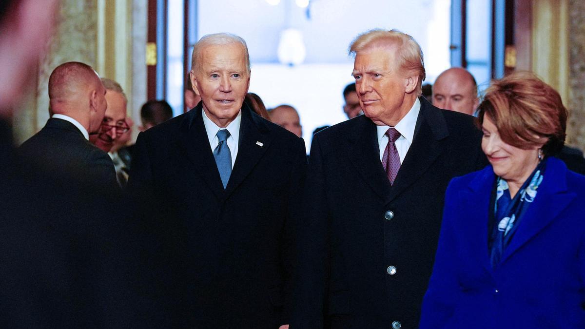 Fotografía de archivo del expresidente de EE.UU., Joe Biden, junto al mandatario actual, Donald Trump.