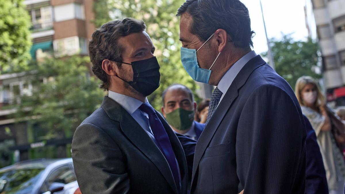 Pablo Casado saluda a Antonio Garamendi.