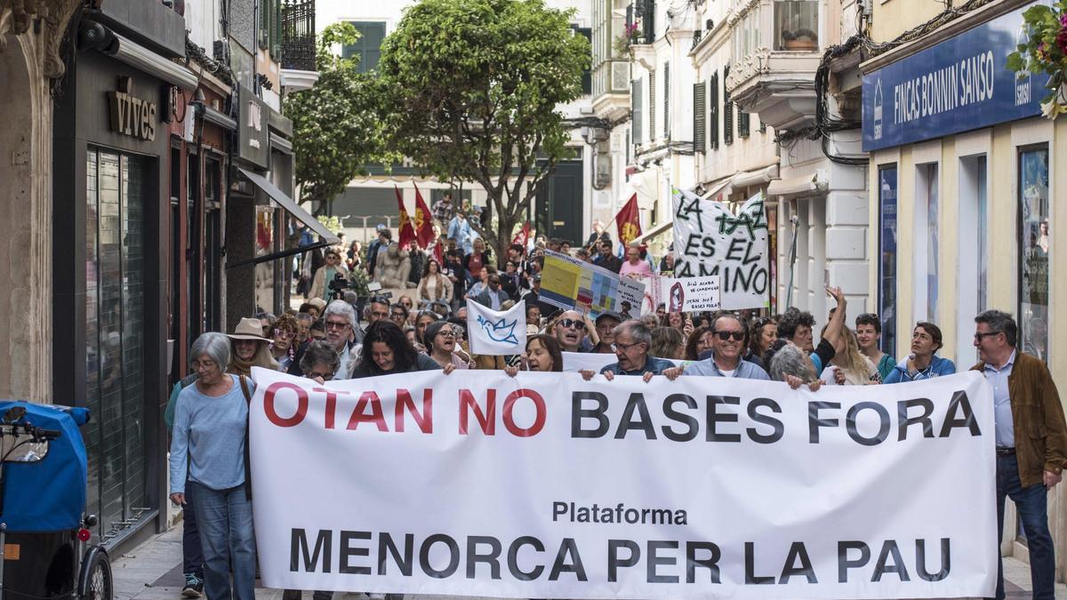 Rund 500 Menschen demonstrieten am Sonntag (7.4.) in Maó gegen die Nato-Pläne.