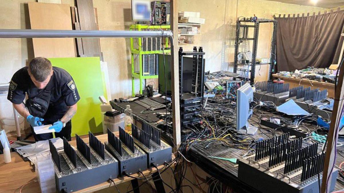 Una granja de bots desarticulada por la policía ucraniana.