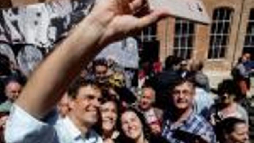Sánchez es fa un «selfie» amb uns militants a Barcelona.