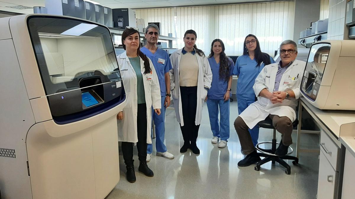 Integrantes de la Unidad de Genética Molecular del Hospital General de Elche junto al secuenciador que se ha adquirido