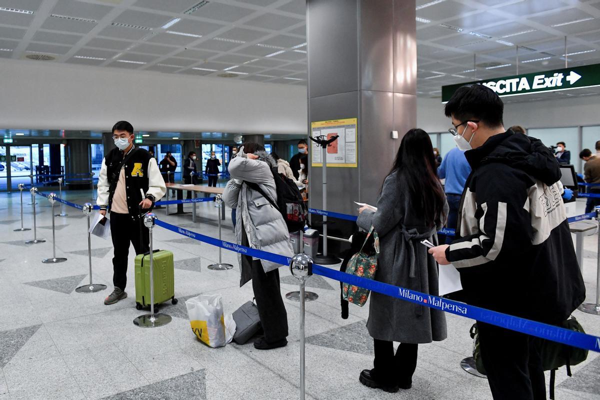 Controles para pasajeros procedentes de China en el aeropuerto de Malpensa, en Milán.