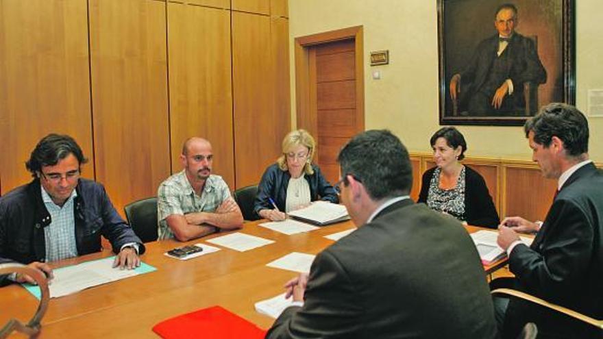 De izquierda a derecha, Eduardo Junquera (PP, en sustitución de Pilar Fernández Pardo), Jorge Espina (IU), Dora Alonso (secretaria del Ayuntamiento), la alcaldesa, Carmen Moriyón, Rafael Felgueroso (FAC) y Santiago Martínez Argüelles (PSOE).