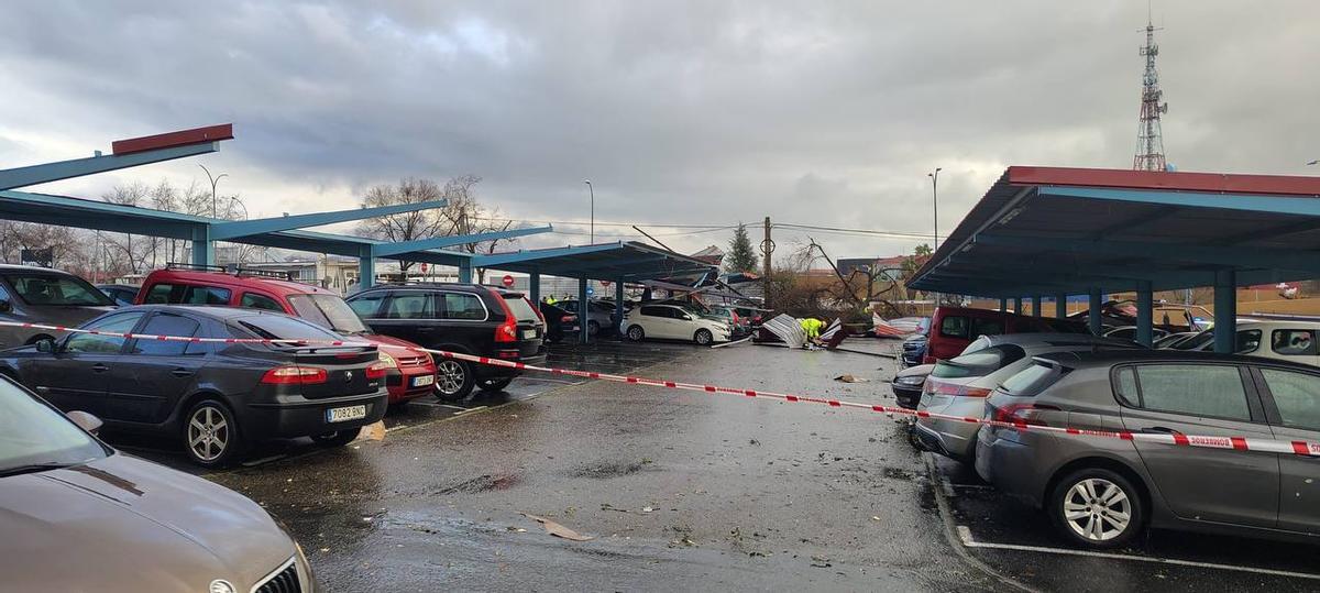 Fotogalería | Un vendaval provoca destrozos en Plasencia Fotogalería | Un vendaval provoca destrozos en Plasencia