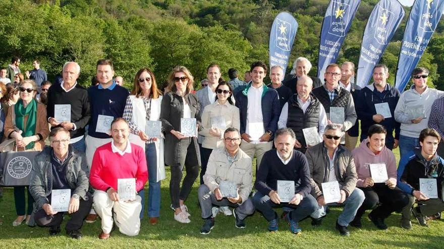 Los vencedores, con organizadores y colaboradores del torneo &quot;Amigos de Guille&quot;, en Las Caldas.