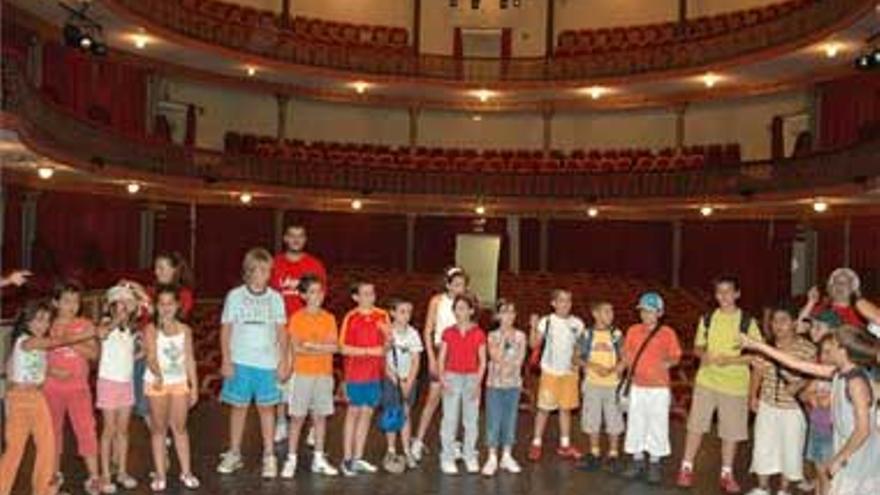 Los chicos del campamento urbano visitan el Gran Teatro de Cáceres