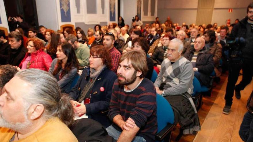 Daniel Ripa, en primer término, sentado, ayer, junto a simpatizantes de Somos Asturies.