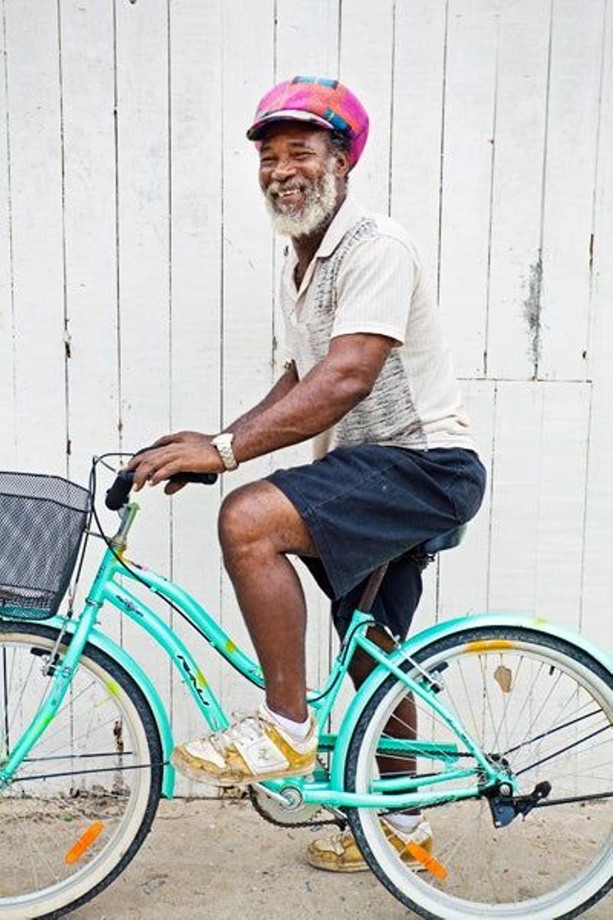 Hombre en bicicleta en Bocas del Toro