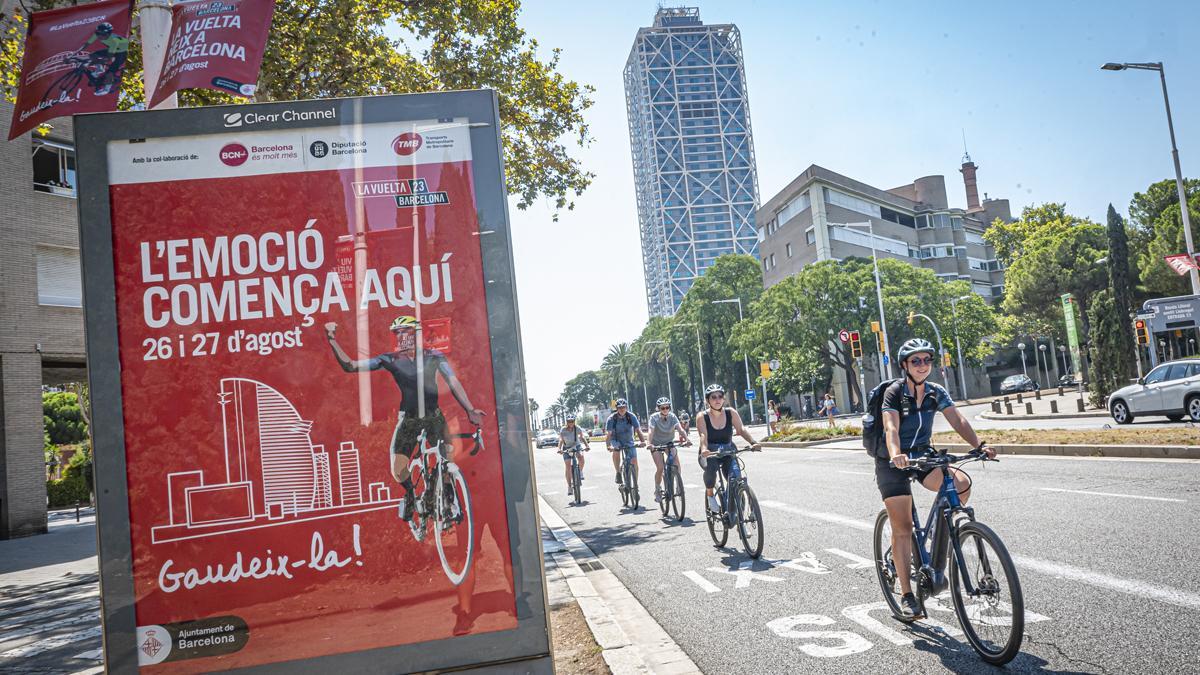 Cartel del inicio de la Vuelta Ciclista a España, en la calle de Marina, en Barcelona