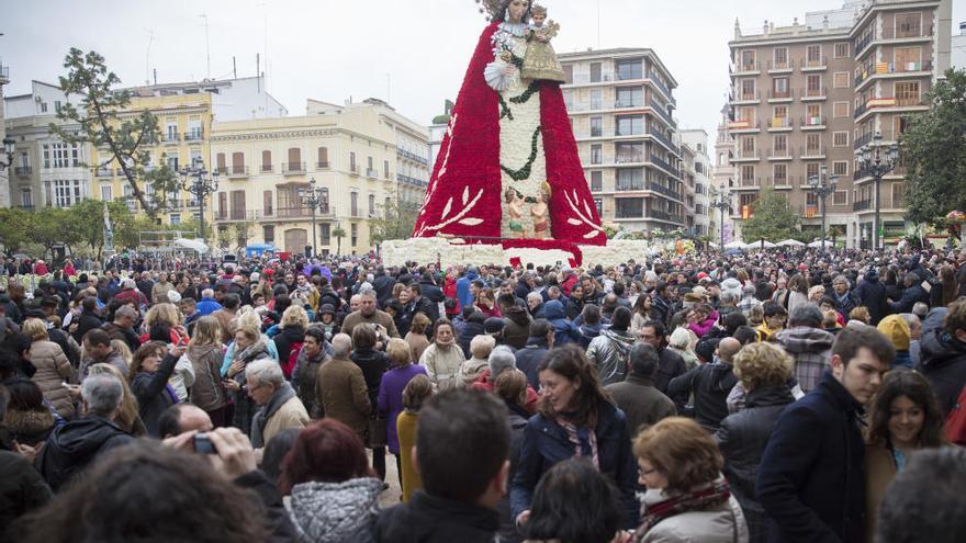 Miles de personas visitan la Virgen tras la Ofrenda de 2015.