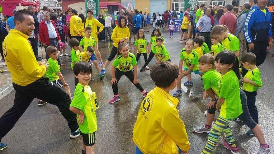 Un grupo de jóvenes se prepara para la marcha de &quot;La Trinidad&quot; organizada el pasado año en San Cristóbal .