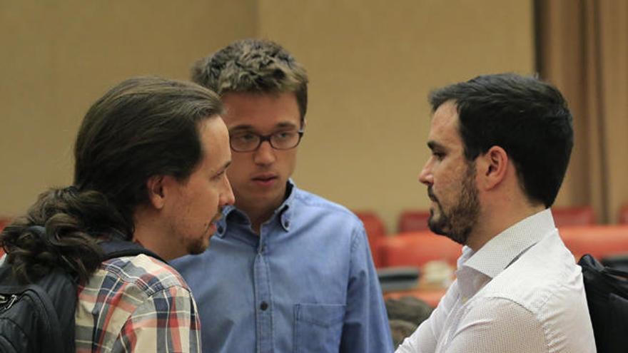 Pablo Iglesias conversa con Errejón y Garzón.