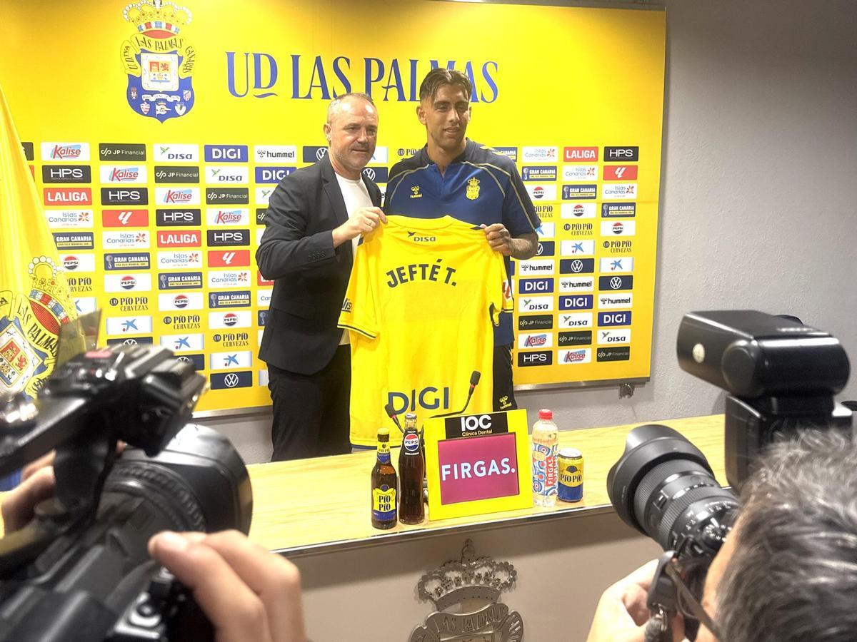 Jefté Betancor, junto al director deportivo Luis Helguera, esta mañana, durante su presentación.