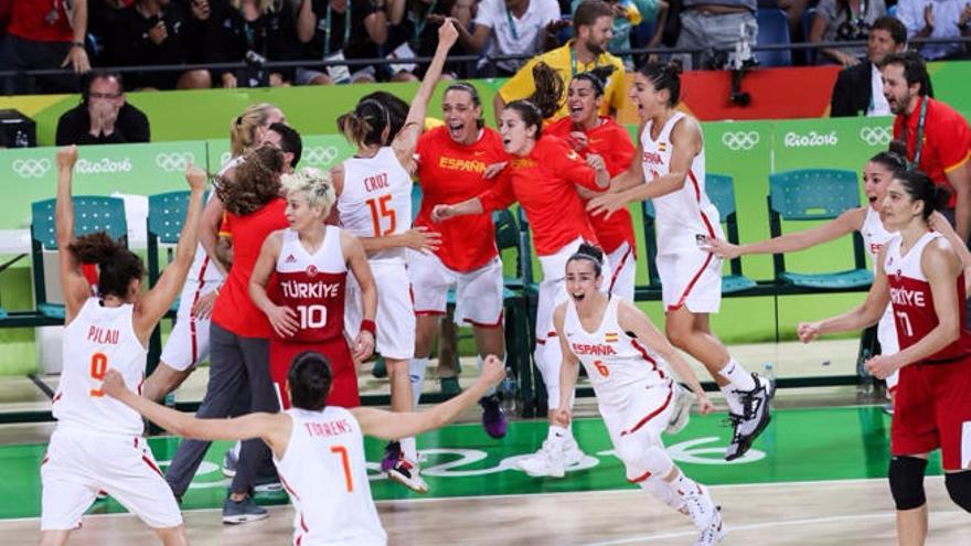 Cruz (15) celebra su &#039;canastón&#039; final con el banquillo español, donde estaban las grancanarias Leticia Romero y Leonor Rodríguez.